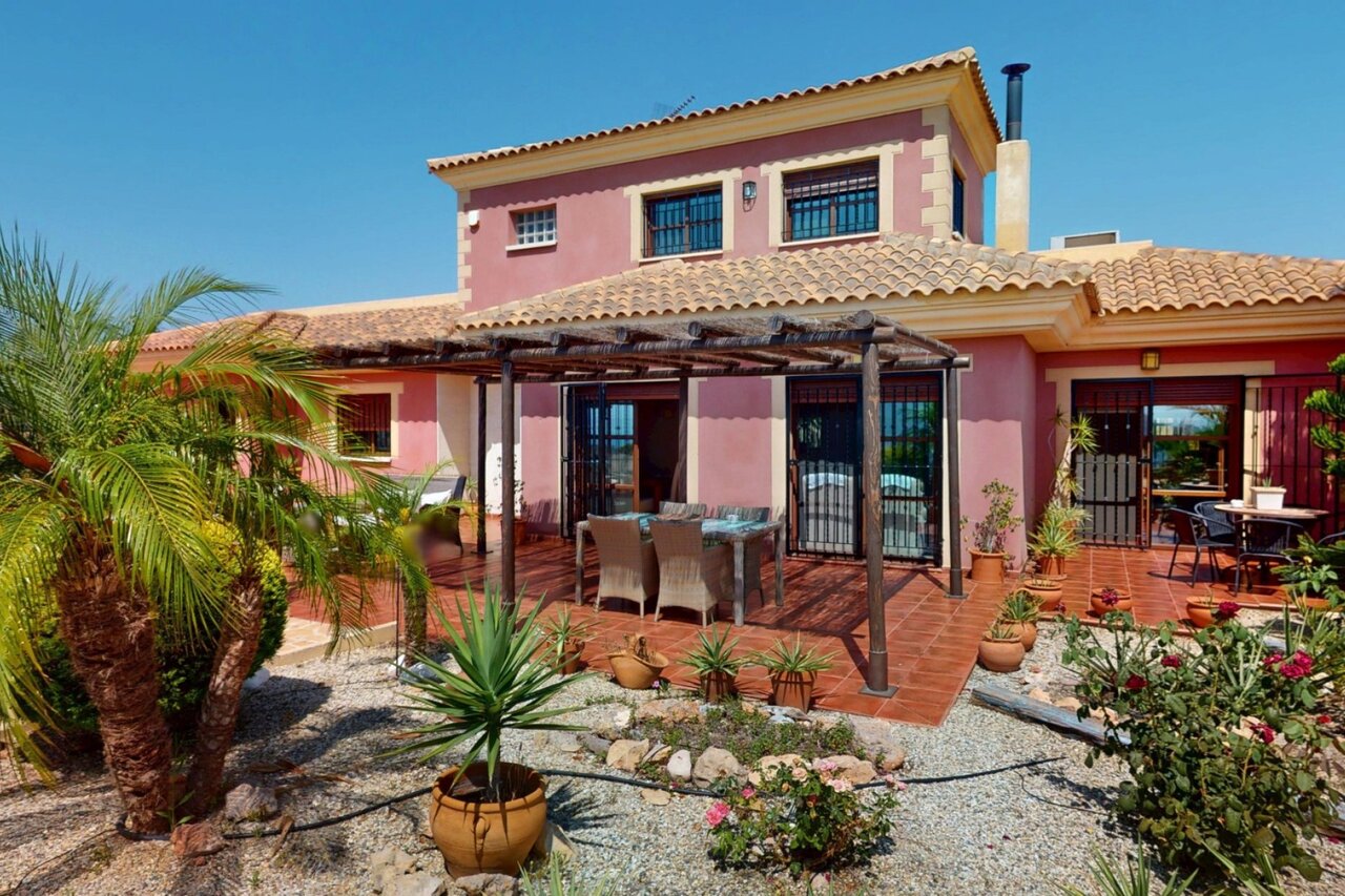 Villa, Aguilas