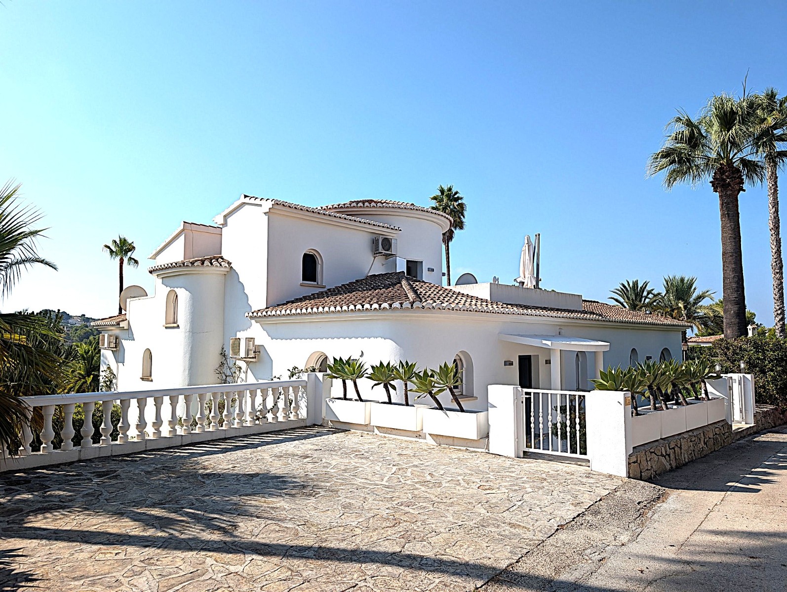 Villa, Sol Park