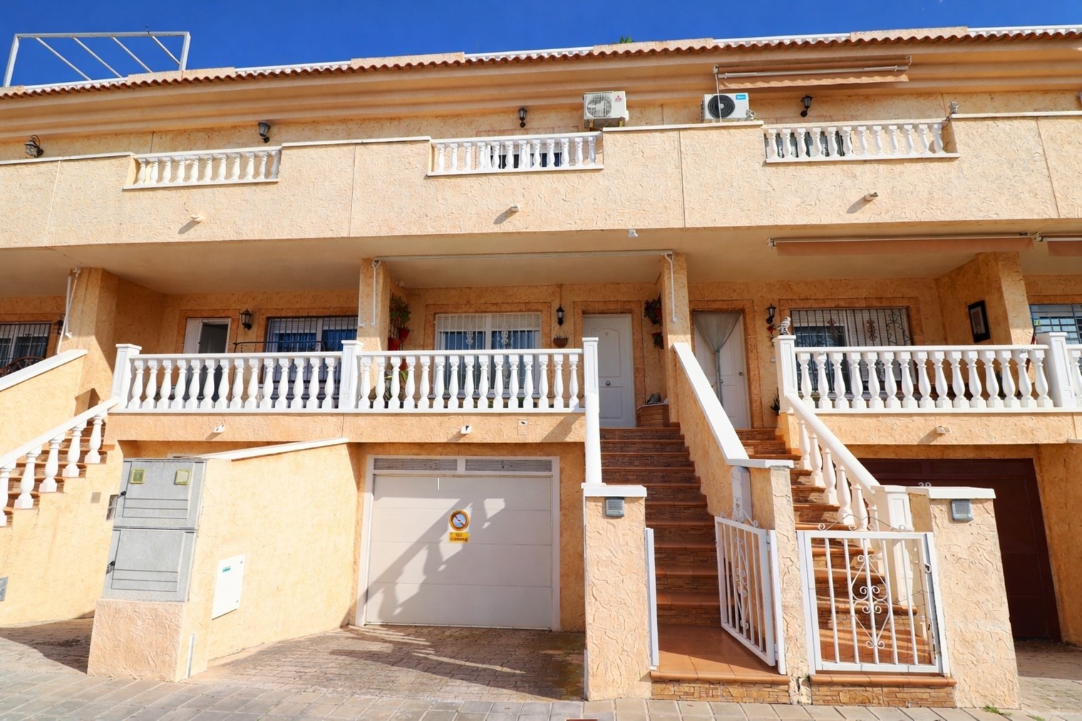Townhouse, Redovan - Town