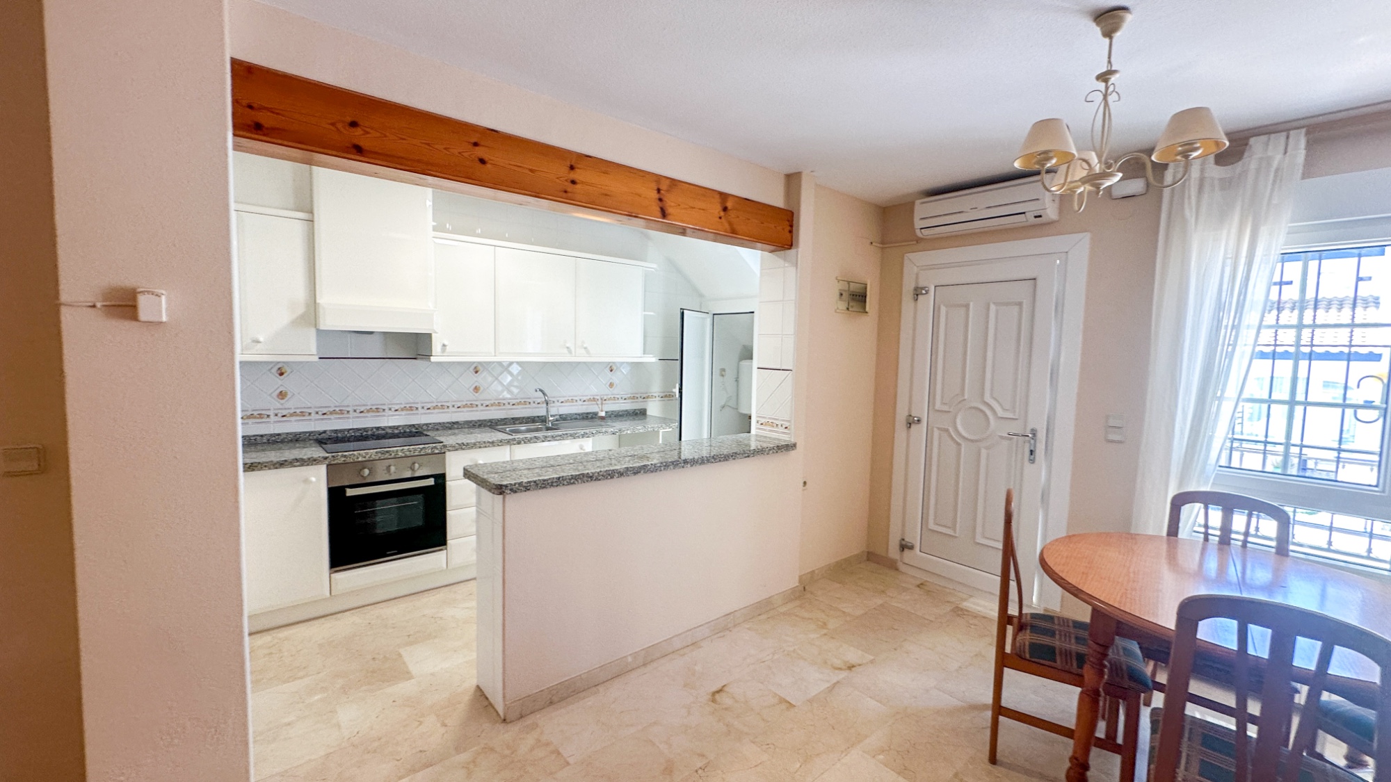 Townhouse, Los Dolses