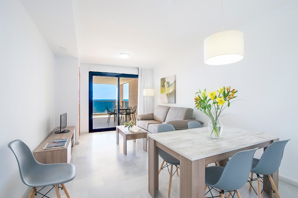 Apartment, Mascarat