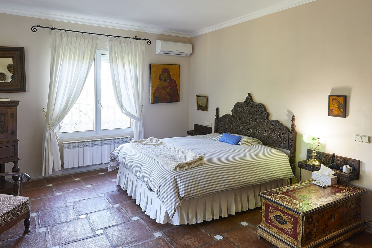 Villa, The Golden Mile