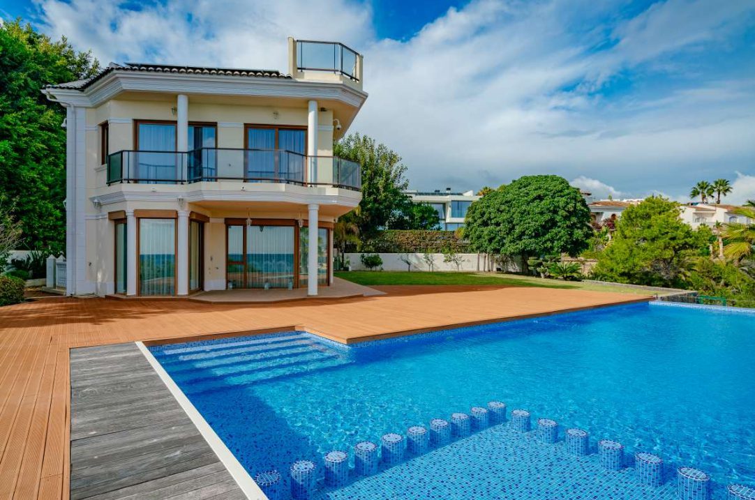 Villa, Les Bassetes