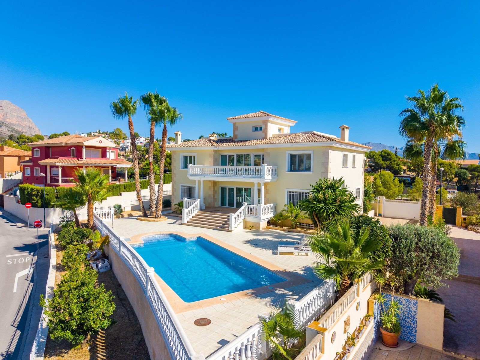 Villa, Coloma